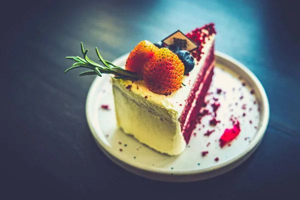 Skiva Röd Sammetskaka Dessert Mat Café Restruarant — Stockfoto