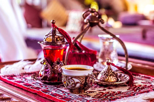 トルコのお茶や装飾的な陶器 お菓子のお菓子 — ストック写真