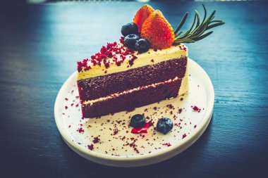 Kafe restruarant 'ta bir dilim kırmızı kadife tatlı.