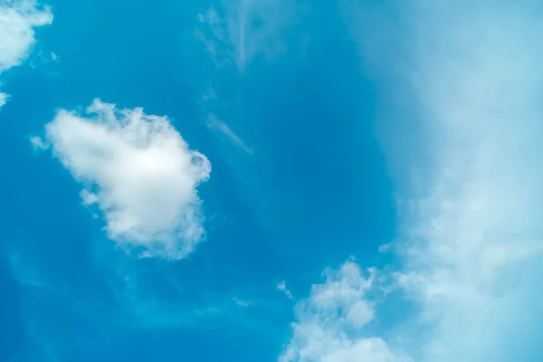 Blanco Nubes Esponjosas Contra Cielo Azul Verano Naturaleza Temporada Clima —  Fotos de Stock