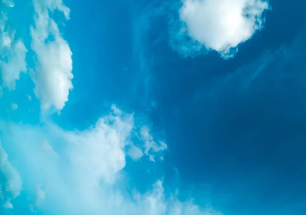 Blanco Nubes Esponjosas Contra Cielo Azul Verano Naturaleza Temporada Clima —  Fotos de Stock