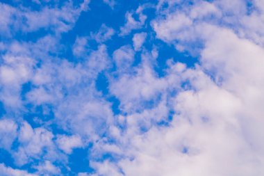 Mavi gökyüzü arka planında güzel beyaz kabarık ve yuvarlak bulutlar.