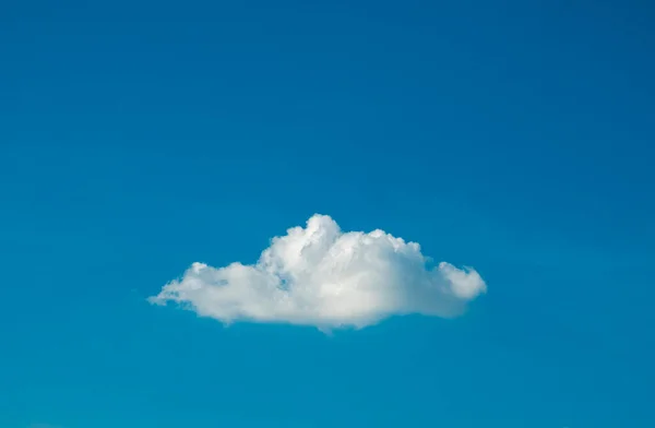 Carino Bianco Soffice Singola Nuvola Sfondo Cielo Blu Chiaro Fotografia Stock