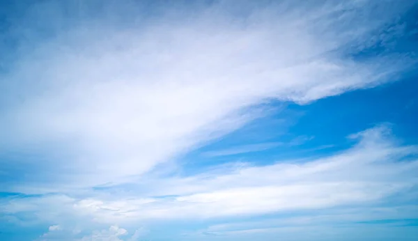 Mavi gökyüzünde kabarık sirrus bulutları soyut doğa hava mevsimi yaz mevsimi