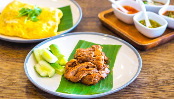 Thailändisches Essen Gebratenes Schweinefleisch Auf Bananenblatt Mit Knoblauchreis Und Gemüse — Stockfoto