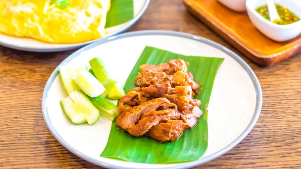Thailändsk Mat Stekt Fläsk Bananblad Med Vitlöksris Och Grönsaker — Stockfoto