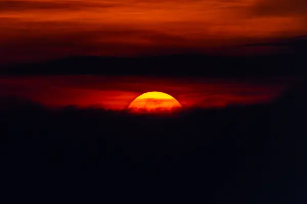 Roter Himmel Mit Untergehender Sonne Verdeckt Fast Den Himmel — Stockfoto