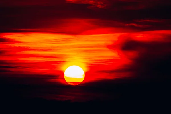 Красное Небо Заходящим Солнцем — стоковое фото
