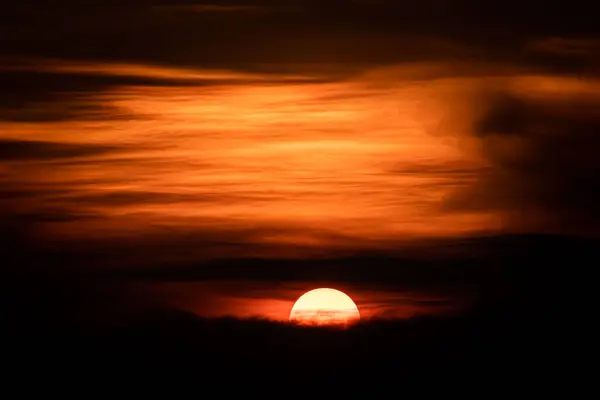 Céu Vermelho Com Sol Que Vai Para Baixo Meio Sol — Fotografia de Stock