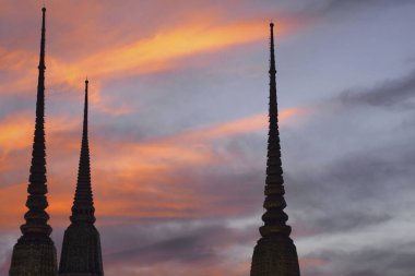 Renkli Dramatik Huzur: Wat Pho Pagoda 'da Sersemletici Gökyüzü