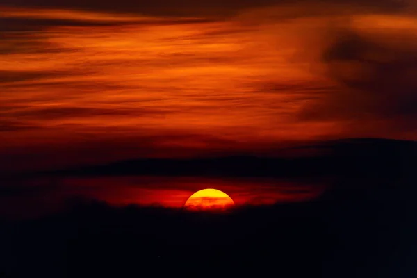 Cielo Rojo Con Sol Poniéndose —  Fotos de Stock