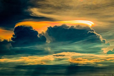 Yanardöner Bulut 'a nadir bir bakış. Ateş gökkuşağı ya da gökkuşağı bulutları. Yanardöner Pileus Bulutu renkli optik fenomen gökyüzü
