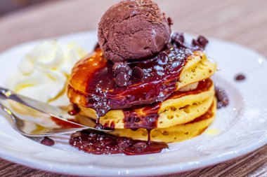 Çökmüş Lezzetler: Espresso Mascarpone ve Primium Çikolatalı Dondurmalı Çikolatalı Krepler