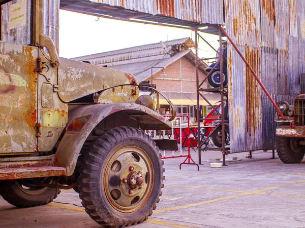 Vintage Power: Eski Jeep Askeri Kamyonu