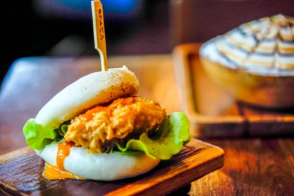 Bao Burger Bonanza: Bob 'un Çıtır Lahana ve Turşulu Lezzetli Pişmiş Çörekleri