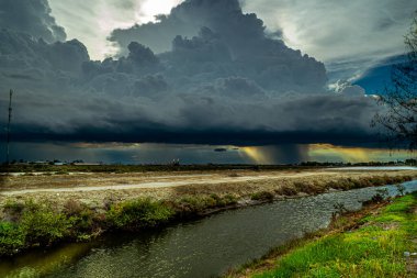 Yıldırım Fırtınalarını Kovalamak Heyecan verici Yol Macerasına Çıkmak