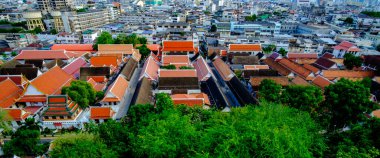 Tayland kültür yoğunluğunu gösteren kırmızı çatı tapınakları ve binalarla dolu küçük bir Bangkok bölgesi