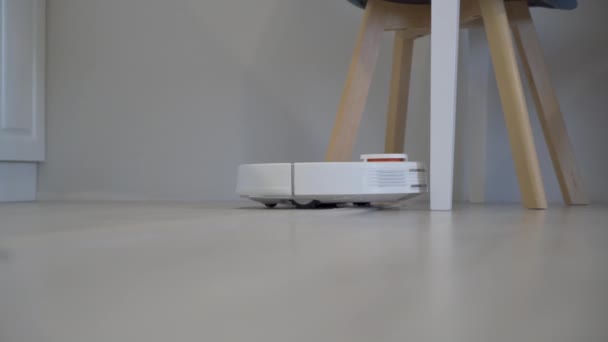 Робот Пылесос Очищает Вокруг Стола Умные Датчики Высококачественные Кадры — стоковое видео
