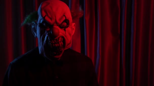Psycho Creepy Man Clown Pig Mask Room Red Curtain High — Stock Video
