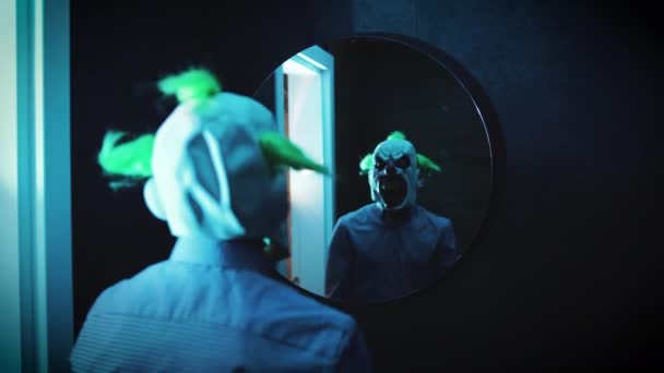 Uomo Psicopatico Raccapricciante Con Maschera Clown Maiale Camera Con Tenda — Video Stock