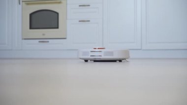 Robot elektrikli süpürge masanın etrafını temizler, akıllı sensörler. Yüksek kalite 4k görüntü