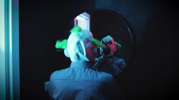 Gruselig Aussehender Mann Mit Horror Clownsmaske Blickt Badezimmerspiegel Horrorszene Hochwertiges — Stockvideo