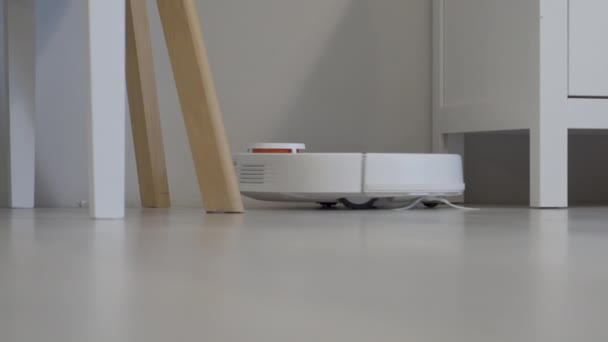 Робот Пилосос Очищається Навколо Столу Розумні Датчики Високоякісні Кадри — стокове відео