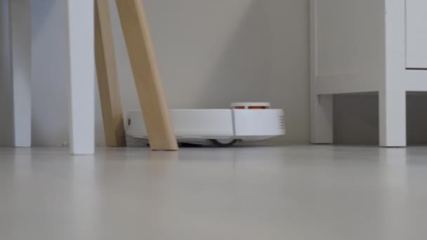 Робот Пылесос Очищает Вокруг Стола Умные Датчики Высококачественные Кадры — стоковое видео