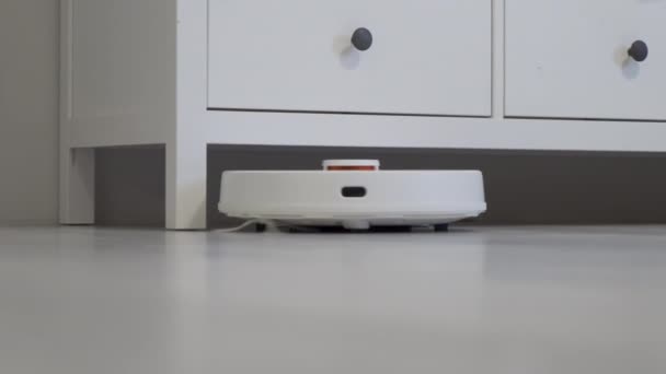 Robot Stofzuiger Reinigt Rond Tafel Slimme Sensoren Hoge Kwaliteit Beeldmateriaal — Stockvideo