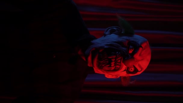 Вертикальне Відео Психо Моторошний Чоловік Вбивцею Клоун Маски Кімнаті Червоною — стокове відео