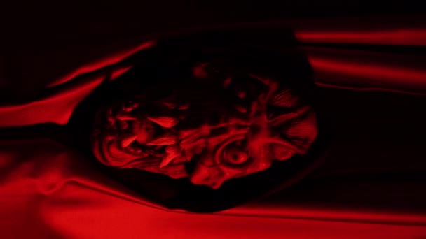Человек Маске Появляется Занавеса Вертикальное Видео Красные Огни Ужасов Высококачественные — стоковое видео