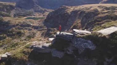 Seven Rila Lakes Bulgaristan 'ın panoramik hava aracı görüntüsü. Bulgaristan 'ın Rila dağında yürüyüş günü. Yüksek kalite 4k görüntü