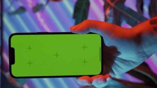 Mannelijke Hand Holding Telefoon Met Groen Scherm Abstrack Neon Bloemen — Stockvideo