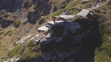 Seven Rila Lakes Bulgaristan 'ın panoramik hava aracı görüntüsü. Bulgaristan 'ın Rila dağında yürüyüş günü. Yüksek kalite 4k görüntü