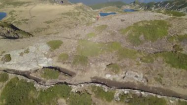 Seven Rila Lakes Bulgaristan 'ın panoramik hava aracı görüntüsü. Bulgaristan 'ın Rila dağında yürüyüş günü. Yüksek kalite 4k görüntü