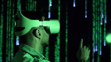 Yeşil ışık metaverse sanal gerçeklik oyunu, VR cam dokunmatik telif alanı olan adam. Yüksek kalite 4k görüntü