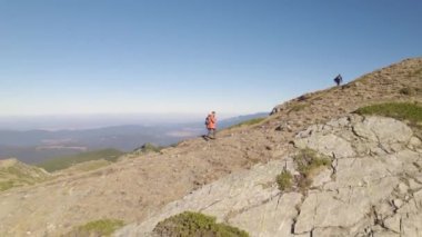 Seven Rila Lakes Bulgaristan 'ın panoramik hava aracı görüntüsü. Bulgaristan 'ın Rila dağında yürüyüş günü. Yüksek kalite 4k görüntü
