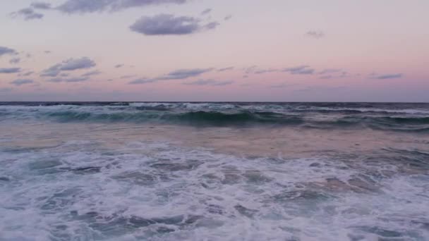 Большой Закат Моря Волнами Сотрясающими Пляжи Высококачественные Кадры — стоковое видео