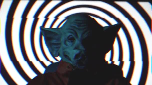 単色回転スパイラルシームレスループに対する豚マスクを持つ気味の悪い男 黒と白の催眠スパイラル豚マスクを持つ邪悪な男との背景アニメーション 高品質4K映像 — ストック動画