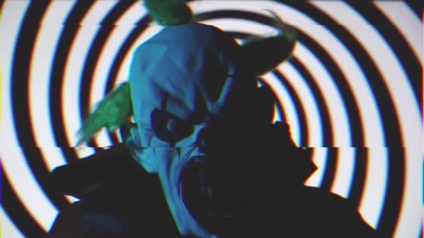 Strašidelný Klaun Proti Monochromatická Rotující Spirální Bezešvá Smyčka Černobílá Hypnóza — Stock video