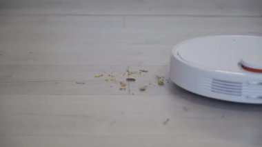 Modern akıllı elektronik temizlik teknolojisi. Robot elektrikli süpürge masanın etrafını temizler, akıllı sensörler. Yüksek kalite 4k görüntü