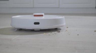Modern akıllı elektronik temizlik teknolojisi. Robot elektrikli süpürge masanın etrafını temizler, akıllı sensörler. Yüksek kalite 4k görüntü