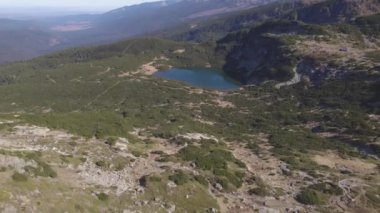 Seven Rila Lakes Bulgaristan 'ın panoramik hava aracı görüntüsü. Bulgaristan 'ın Rila dağında yürüyüş günü. Yüksek kalite 4k görüntü