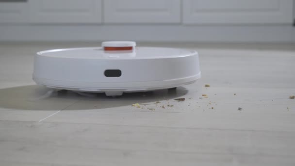 Tecnologia Moderna Limpeza Eletrônica Inteligente Aspirador Robô Limpa Torno Mesa — Vídeo de Stock