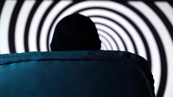 Gruseliger Mann Gegen Monochromatische Rotierende Spiralschlaufe Schwarz Weiße Hypnose Spirale — Stockvideo