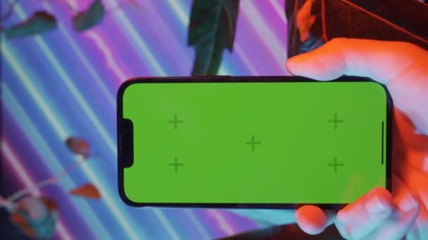 携帯電話の画面コンセプト縦型ビデオ携帯電話緑の画面の抽象的なネオンの花の背景と 高品質4K映像 — ストック動画