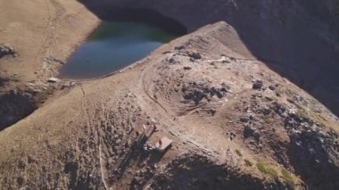 Seven Rila Lakes Bulgaristan 'ın panoramik hava aracı görüntüsü. Bulgaristan 'ın Rila dağında yürüyüş günü. Yüksek kalite 4k görüntü