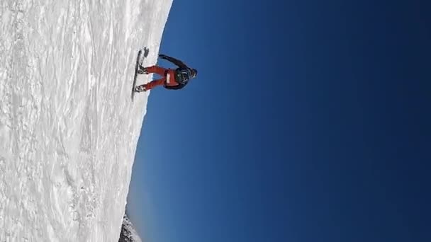 跟踪拍摄的一个男子滑雪板下山 骑雪板的人在树间飞速下山 — 图库视频影像