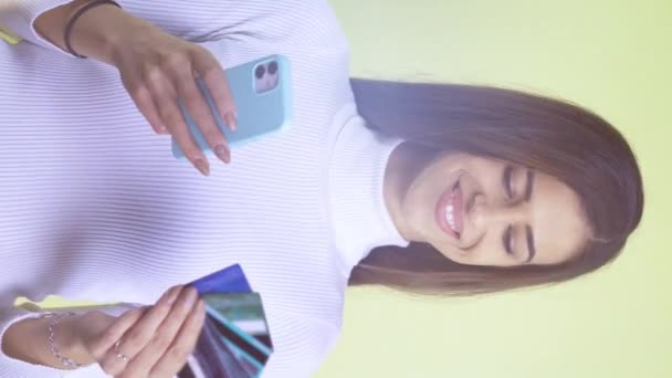 Mooie Vrolijke Vrouw Met Kredietkaart Boodschappentassen Geïsoleerd Gele Achtergrond Met — Stockvideo
