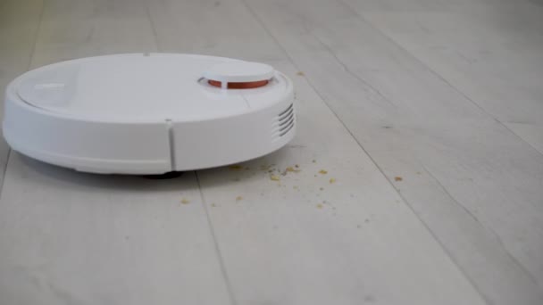 現代のスマート電子ハウスキーピング技術 ロボット掃除機はテーブルの周り スマートセンサーをきれいにします 高品質4K映像 — ストック動画